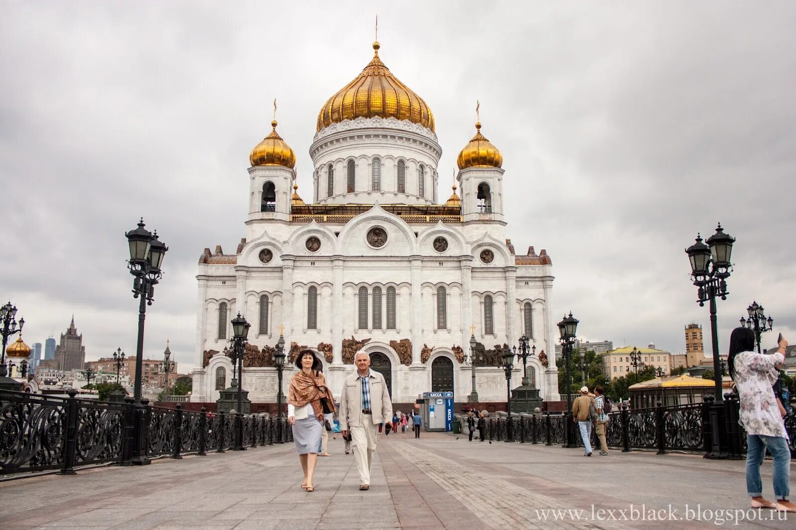 Площадь храма христа спасителя. Красная площадь храм христа спасителя. сквер у храма христа спасителя. храм христа спасителя в москве рядом с красной площадью. набережная храм христа спасителя красная площадь лето.