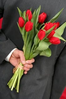 Букет тюльпанов в руках