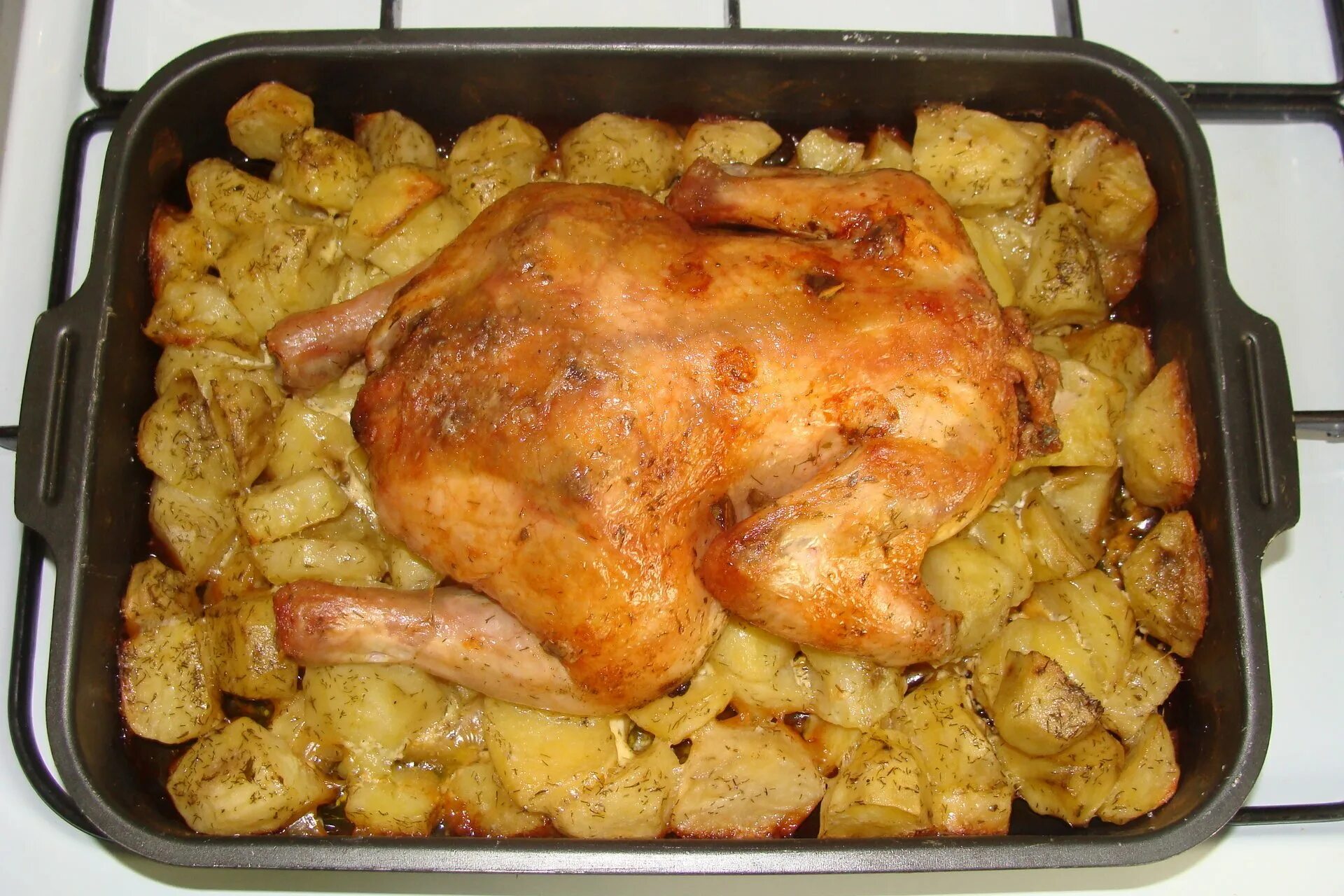 Запеченная курица с картошкой в духовке. Картошка сурицей в духовке. Картофель с курицей в духовке. Жареная курица с картошкой в духовке.