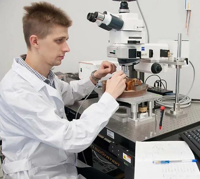 Ученые нии. Лаборант-исследователь. Обсуждение ученых. Работник лаборатории. Наука и научные работники.