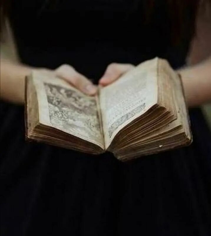 Старая книга в руках. Старинная книга в руках. Библия в руках. Книга в руках. Книжка в мужских руках.