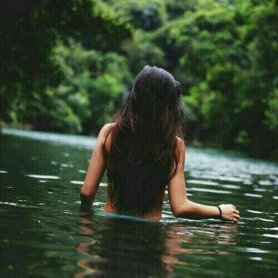 Брюнетка скачет. Брюнетка со спины на природе. Брюнетка на озере. Девушка в воде со спины. Девушка у реки.