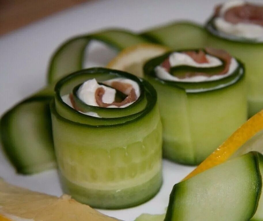 закуска рулетики из огурца. огурец с красной рыбой и творожным сыром. закуска огурец с творожным сыром и семгой. рулетики из цукини с креветками. огурец с красной рыбой и творожным сыром.