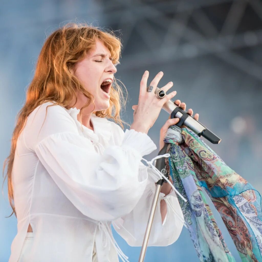 Girl with one eye florence перевод. Florence Welch. Флоренс певица. Florence and the Machine King. Флоренс Уэлч Британская певица.