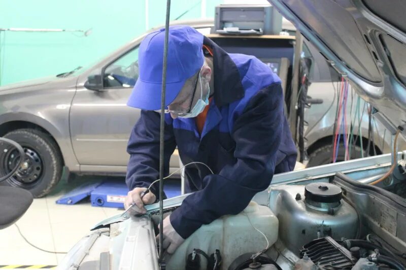 студенты электрики на практике. колледж технологии в автосервисе. колледж технологии в автосервисе. станция техобслуживания автомобилей. ростовский колледж технологий машиностроения ул вятская.