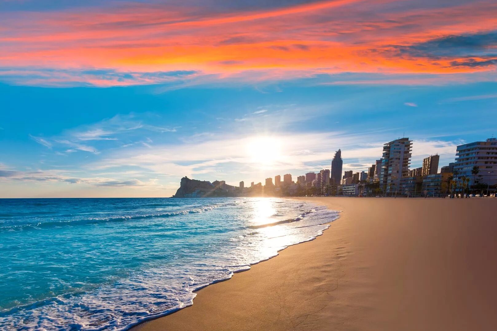 Аликанте Бенидорм. Playa de Poniente Испания. Аликанте закат. Пляж Аликанте Испания ночью.