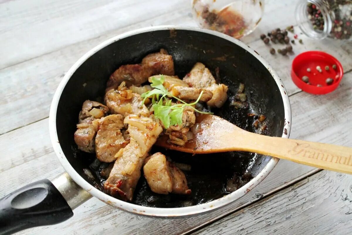 Жареные на сковороде. Сёмга жареная на сковороде. Жарка на сковороде. Мясо на сковородке. Стейк на сковороде.