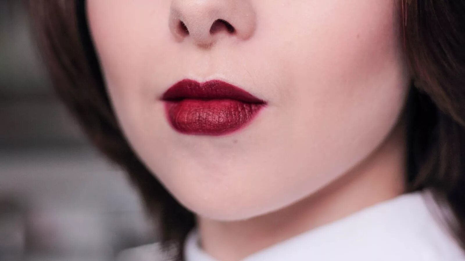 Mac sin 613 matte. Maybelline divine wine 975. Мейбелин дивайн вайн 975. Красные губы матовые. Maybelline divine wine lipstick.