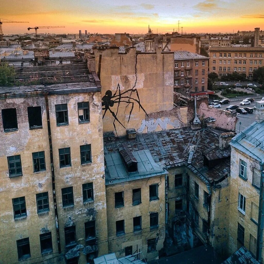 заброшенные места спб. парадная сатаны спб. светящаяся арка на васильевском острове. обшарпанные дворы колодцы питера. страшные дворы петербурга.