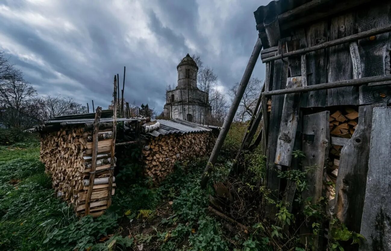 в брошенном богом поселение старом. порос травой мой узкий двор. в брошенном богом поселение старом. заброшеные деревни карелии. деревня.