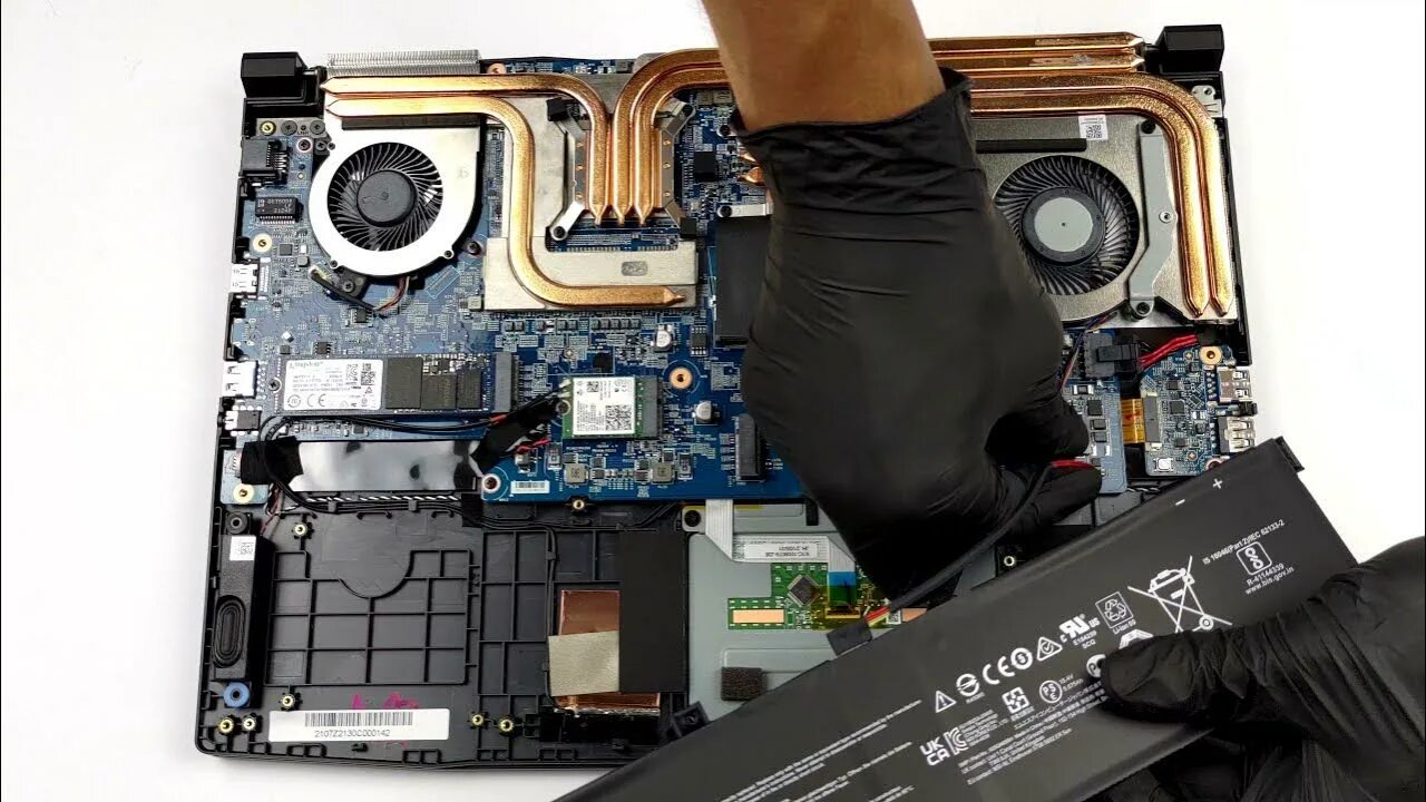 Msi alpha b5eek 237xru. Msi alpha 15 в разборе. msi alfa 15 охлаждение.