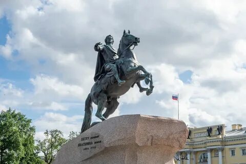 Памятник петру первому медный