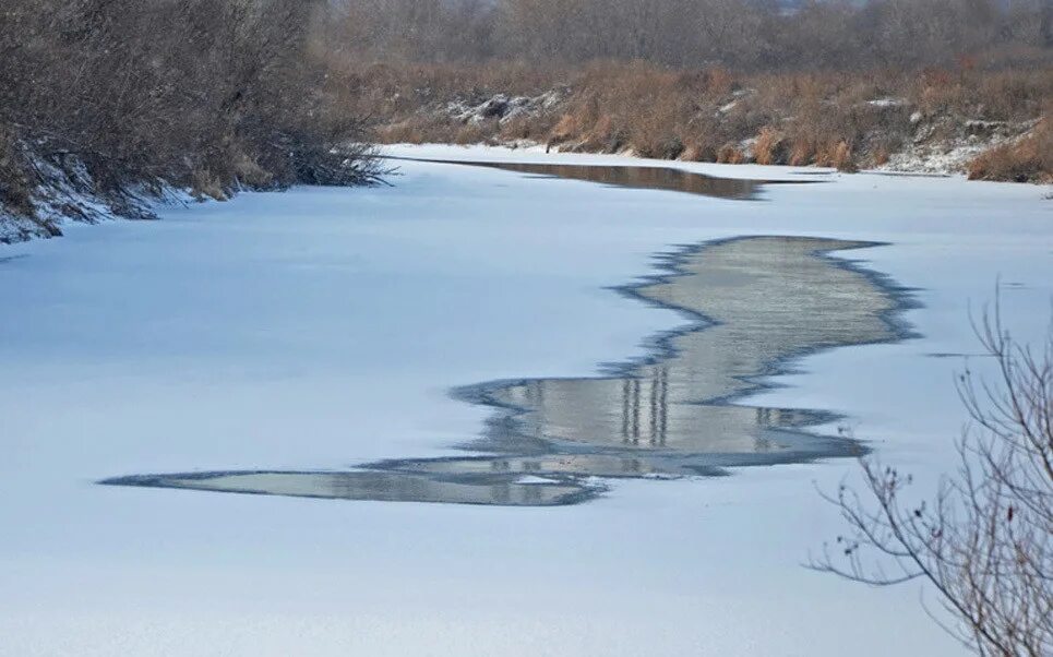 Новая новой воде появились. Тонкий лёд на реке. Лед на водоеме. Весенний ледостав. Лед на реке для детей.