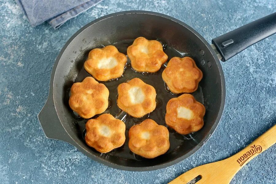 Пышки на сковороде. Пампушки жареные на сковороде. Пышки с сахаром на сковороде. Сладкое на сковороде.