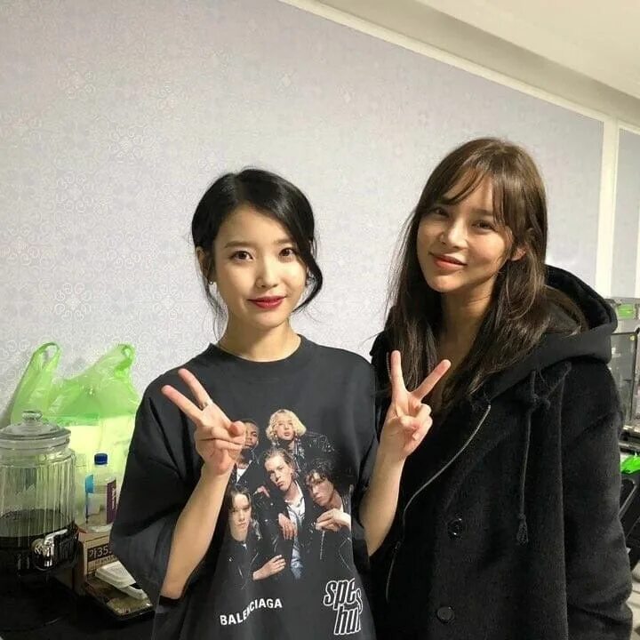 Кыргызская девушка и китаянка обнимаются. Картинки сестры бойфренда из китая. Тэпорым в корее графика высокого разрешения. Девушки близнецы. Китаянки близняшки которые выросли раздельно.