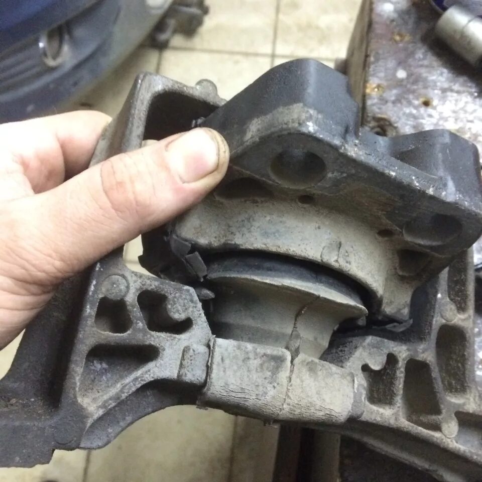 Подушка двигателя мазда бт 50. Вибрация на кузов на холостых. Подушки двс ваз 2109. Подушка двигателя 2109. Вибрация двигателя передается на кузов.