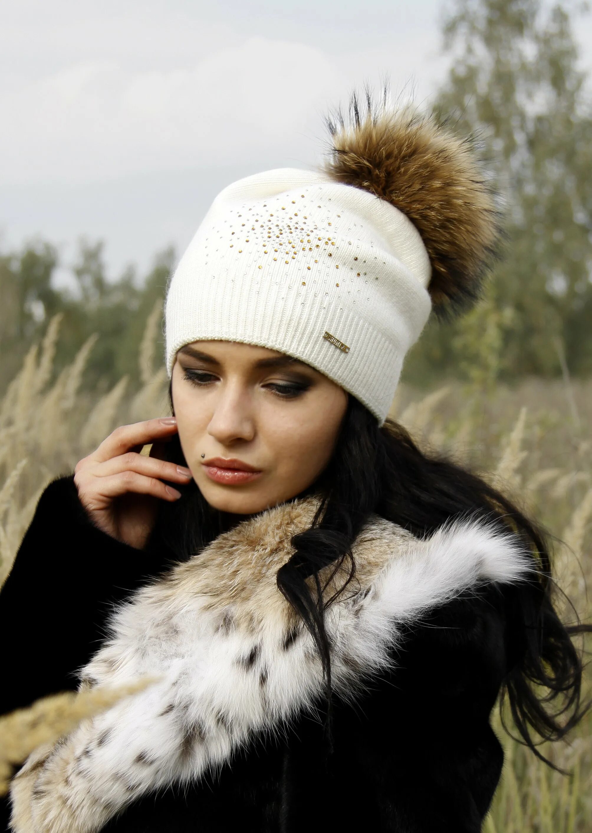Тонкая шапка женская. Шапка белая женская. Шапка с помпоном женская. Шапка белая. Шапка женская бини зимняя белая.