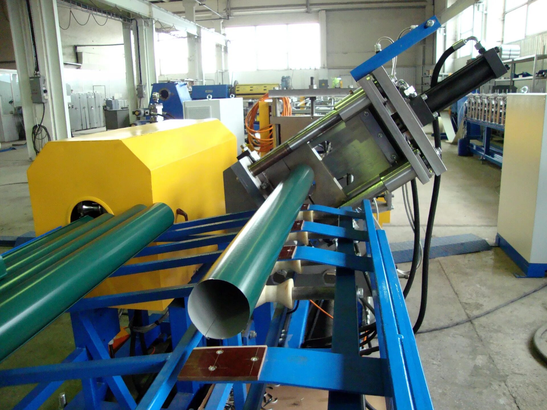Линия трубы. Автоматизированная линия мойки насосно-компрессорных труб. Прокатный стан для профильной трубы. Трубы для прокладки кабеля выше 1000в. Линия трубы.