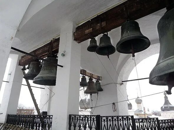 Ростов великий звонница успенского собора. Ростов великий звонница успенского собора. Колокола ростова. Колокола звонница успенского собора ростовского кремля. Колокола ростова.