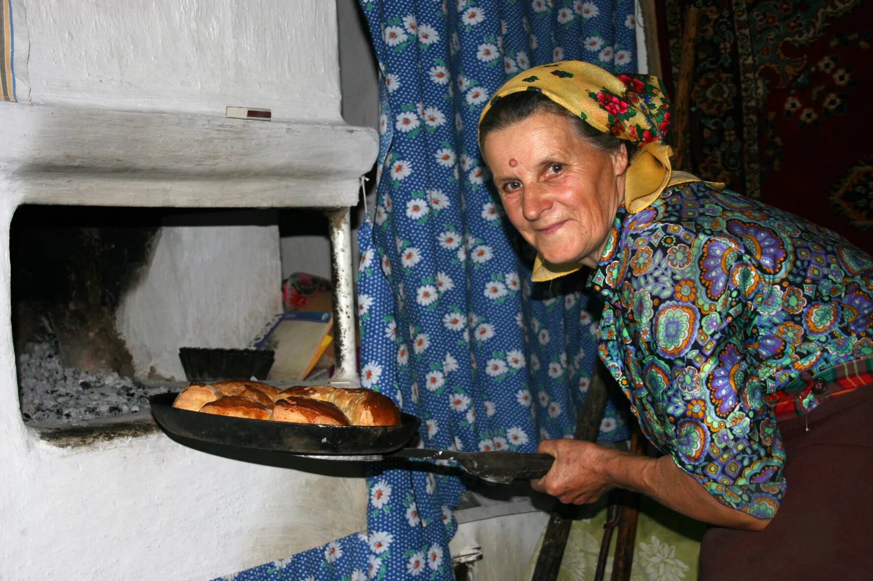 Неприятный печка. Пироги в русской печке. Бабулька с пирожками. Бабушка печет. Бабушка печет пирожки в русской печке.