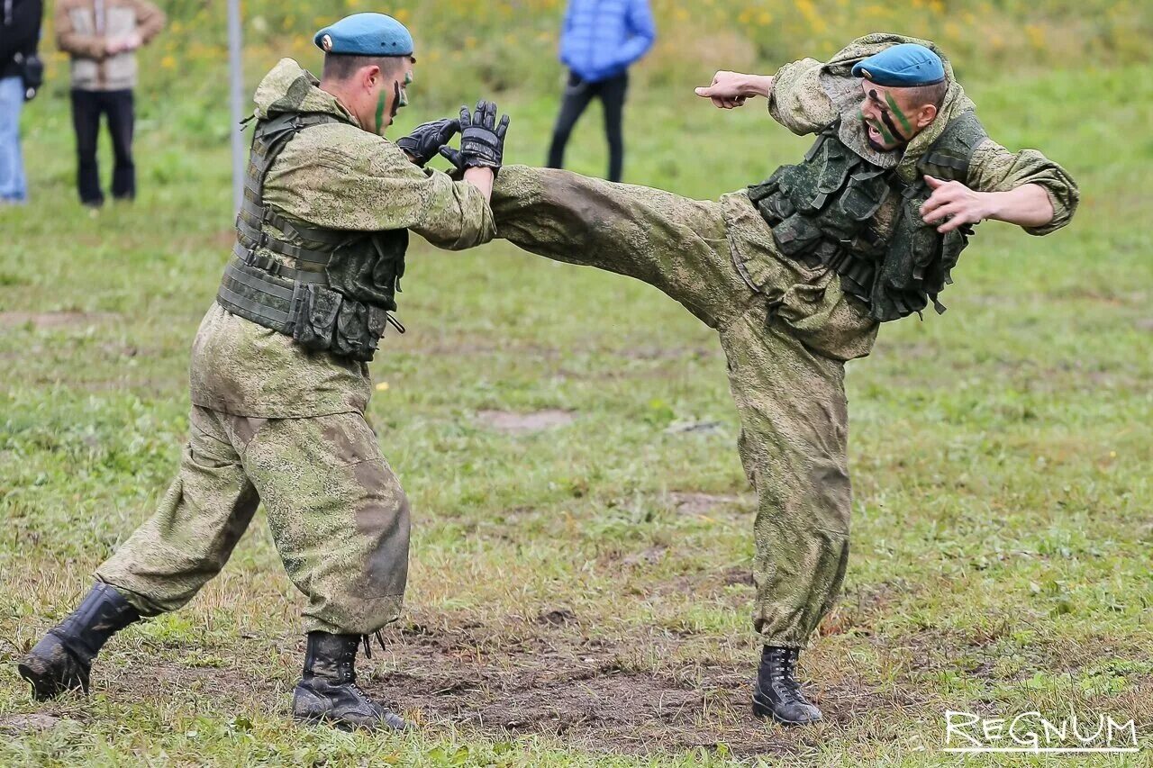 Получена в бою. Показательные выступления ВДВ. Показательный бой ВДВ. Рукопашный бой ВДВ. Показательные выступления ВДВ спецназ.