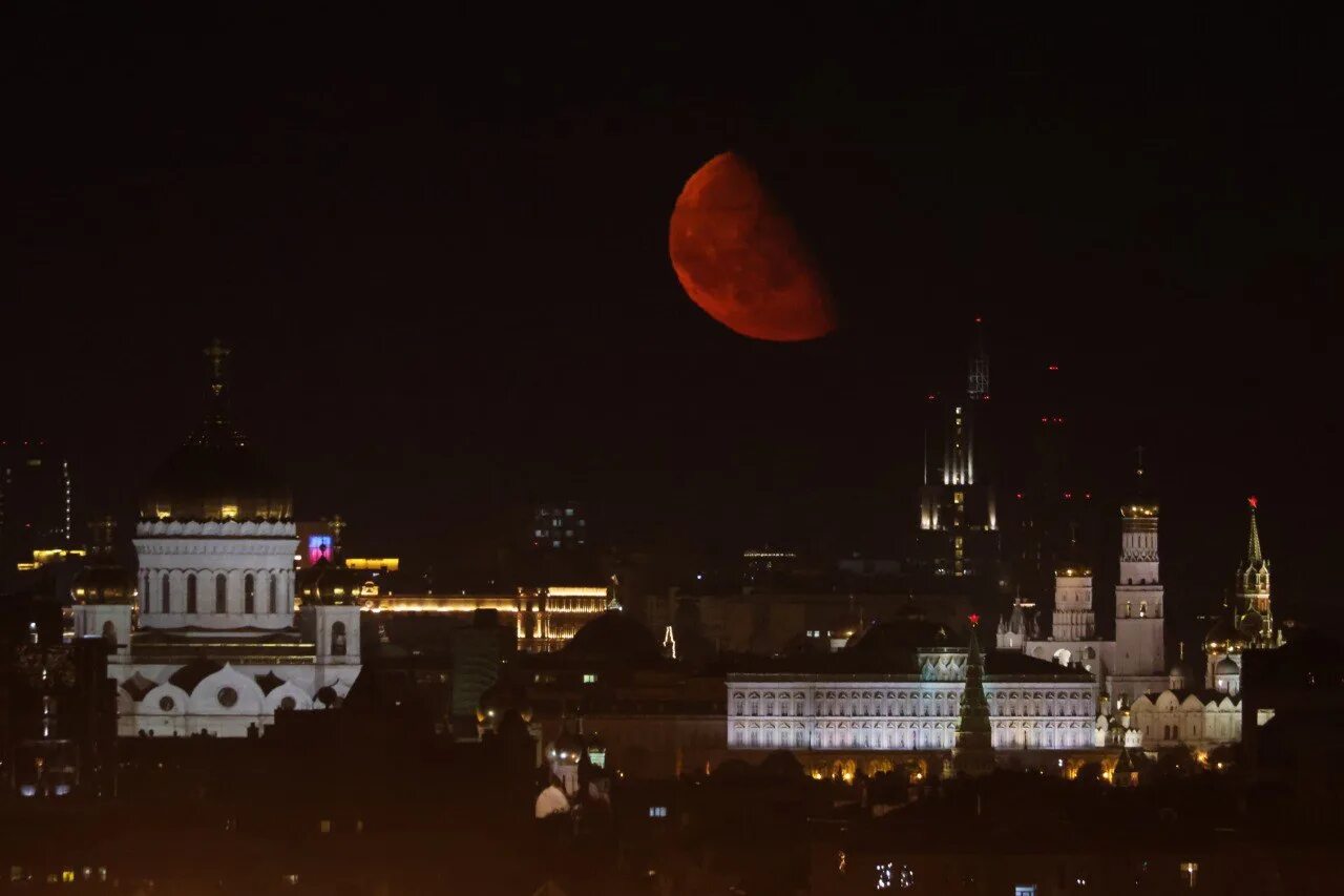 Вечером 12 ночью 10. Кровавая Луна в Москве. Кровавая Луна над Москвой. Кровавая Луна в Москве сегодня. Красная Луна над Кремлем 2022.