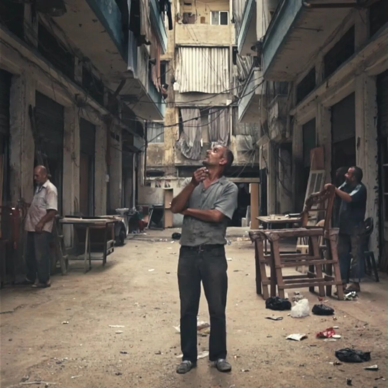 Люди на улице. Люди в городе. Люди на улице летом. The streets every day. Garbage on the edge of the pitcher creative ads.