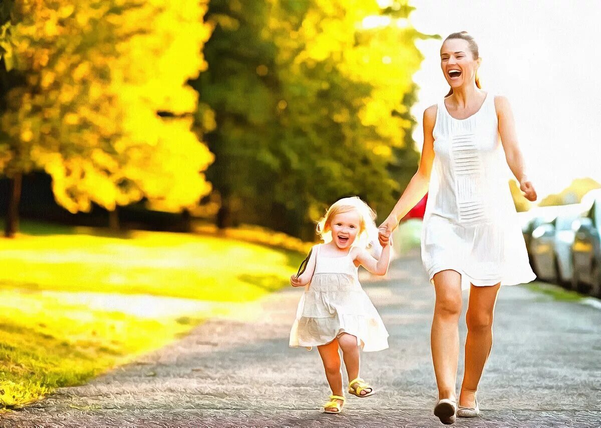 дети на прогулке. семья занимается спортом. здоровый образ жизни. мама бежит за ребенком. ребенок бежит к родителям.