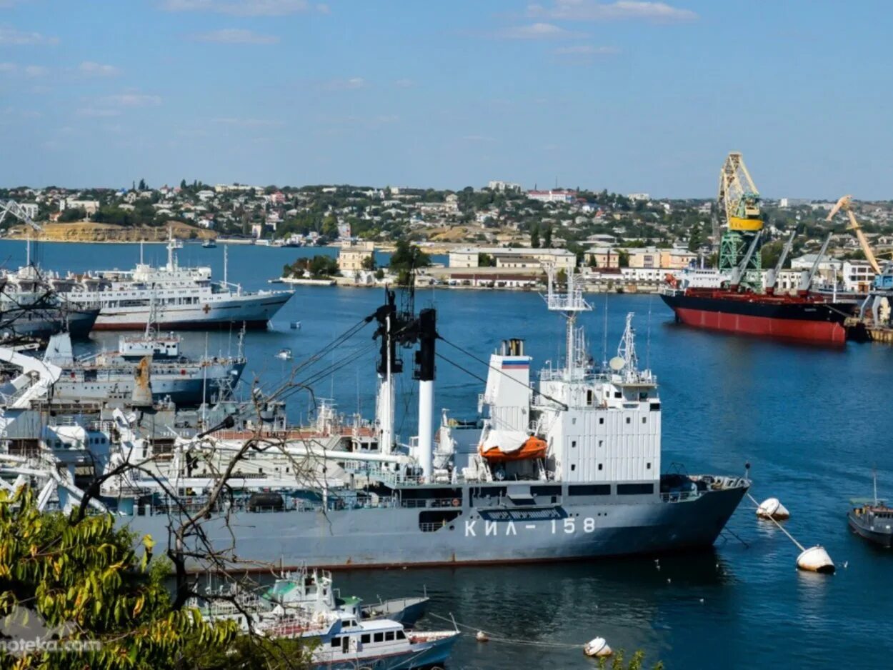 Город военно морской порт. Порт Севастополя ВМФ. Севастополь Черноморский флот порт. Севастополь бухта Черноморского флота. Севастопольская бухта ВМФ.