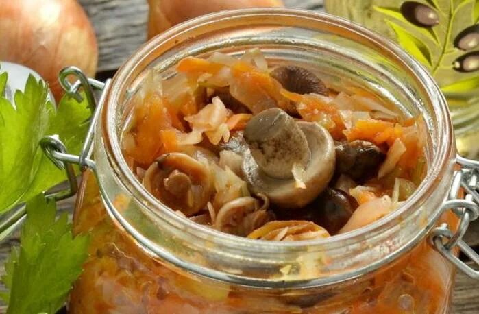 Кето солянка сборная. Грибная солянка на зиму с капустой. Грибная солянка рецепты приготовления. Грибная солянка рецепты приготовления. Солянка с груздями.