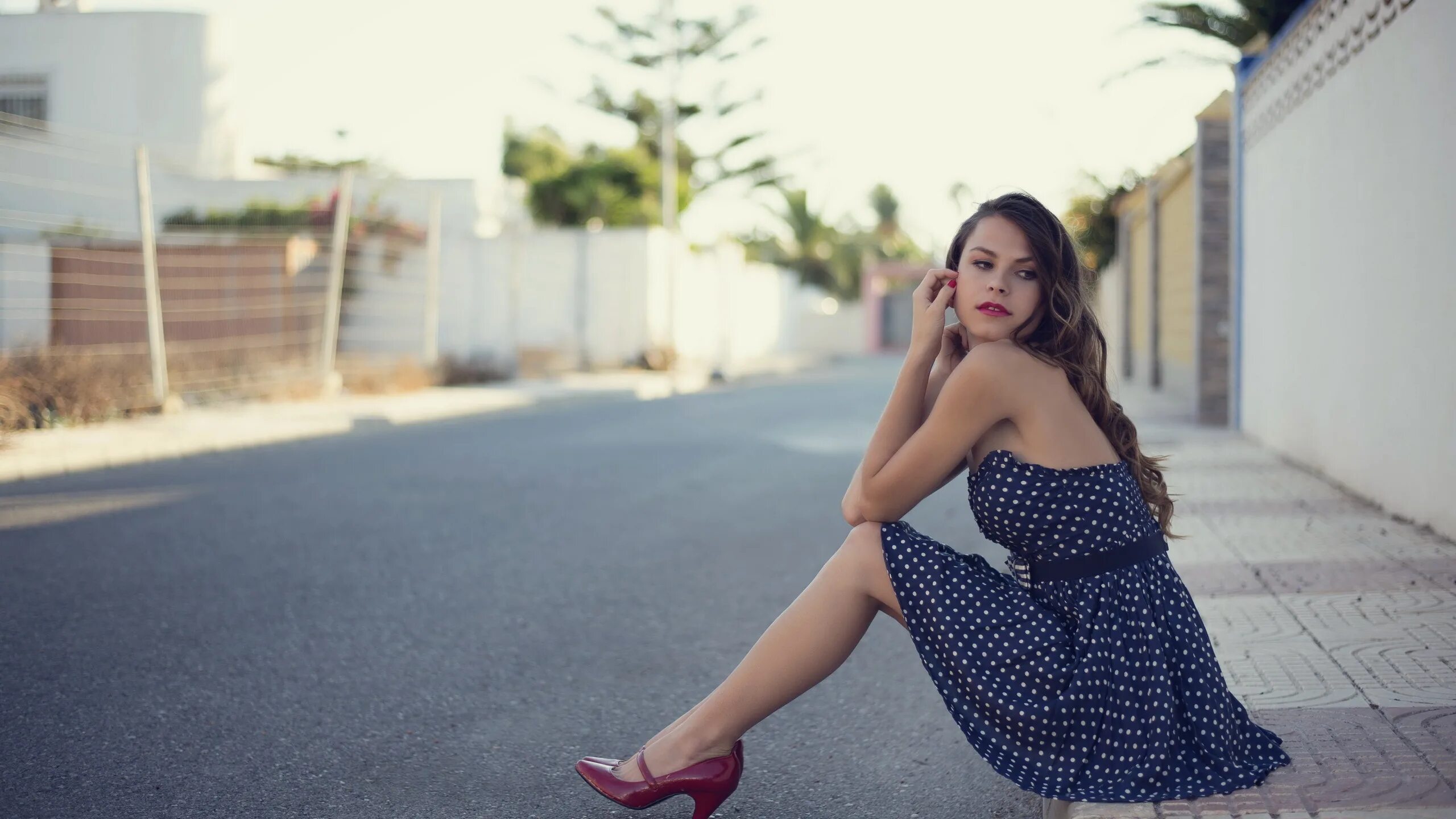 Ракурсы для полных девушек. Фотосессия полных женщин идеи. Фото полных девушек на улице. Толстые девушки. Эшли грэм в джинсах.