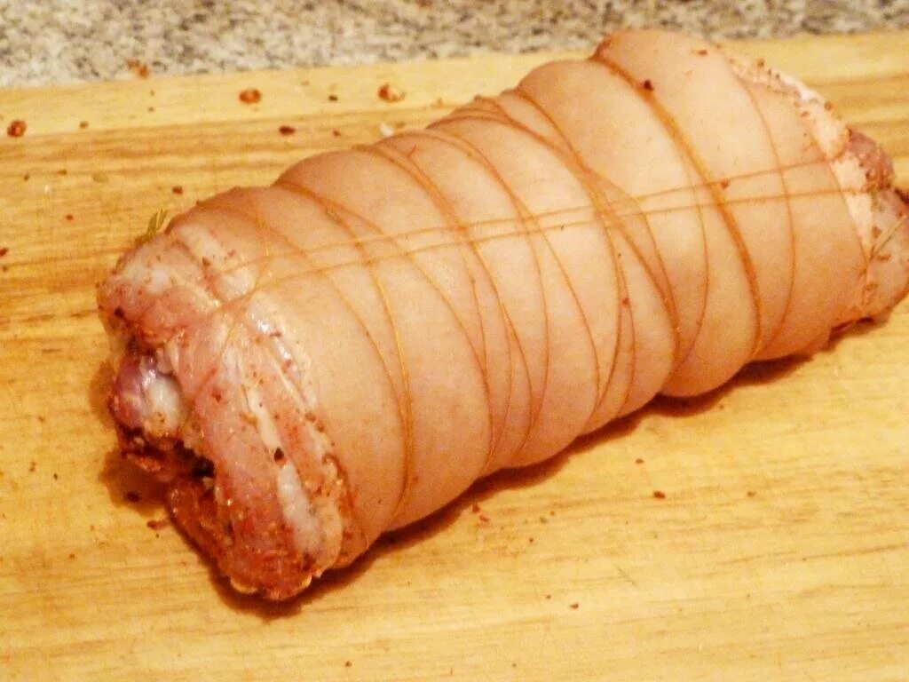 Домашний свиной рулет из грудинка. Рулет из грудинки свиной. мясной рулет из грудинки. рулетики из грудинки свиной. рулет из свиной грудки.