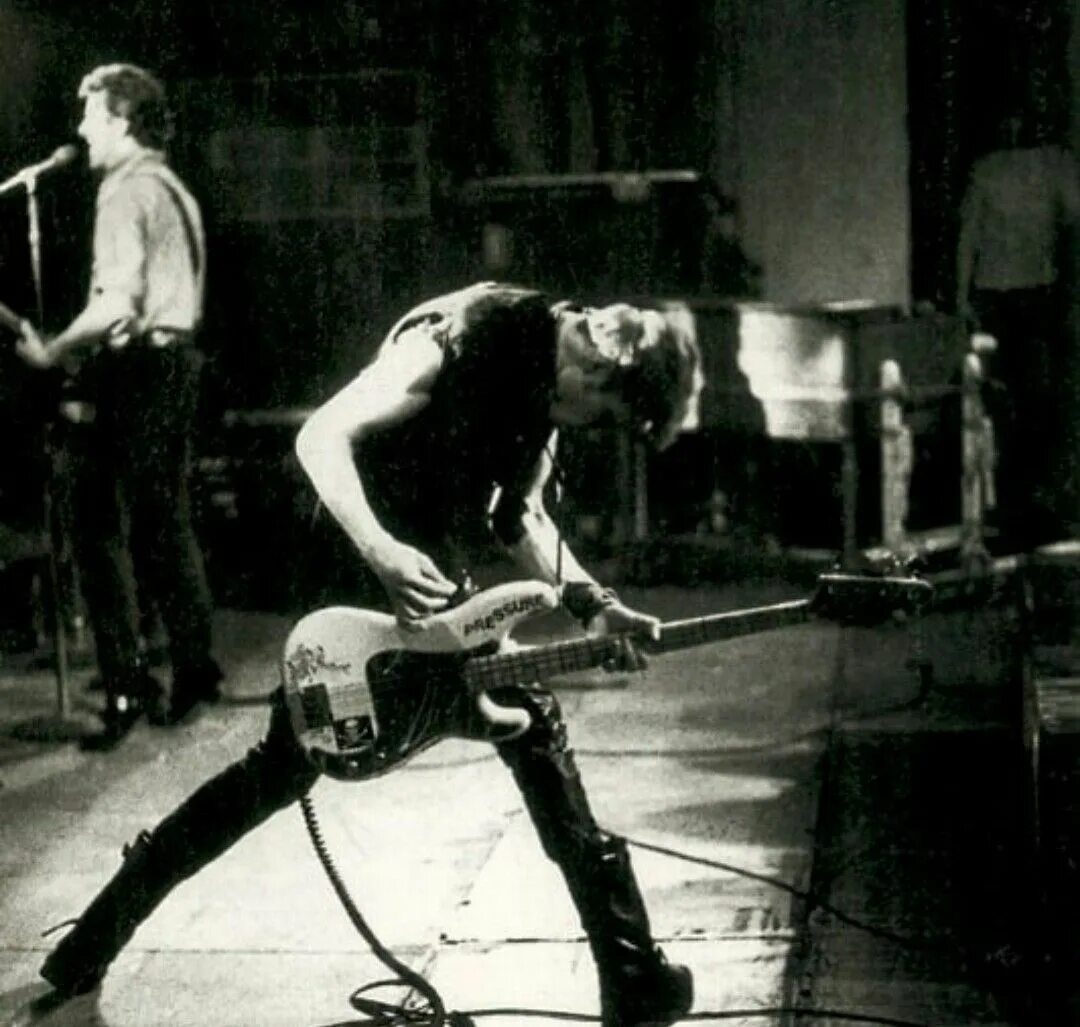 Разбивает гитару. Paul Simonon. Пол Симонон разбивает гитару. Симонон, пол гитара. The Clash.