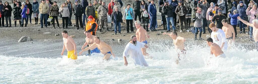 Крещение в Крыму. Купание в Севастополе море. Крым купание. Крестят в море в Крыму. Купание крым