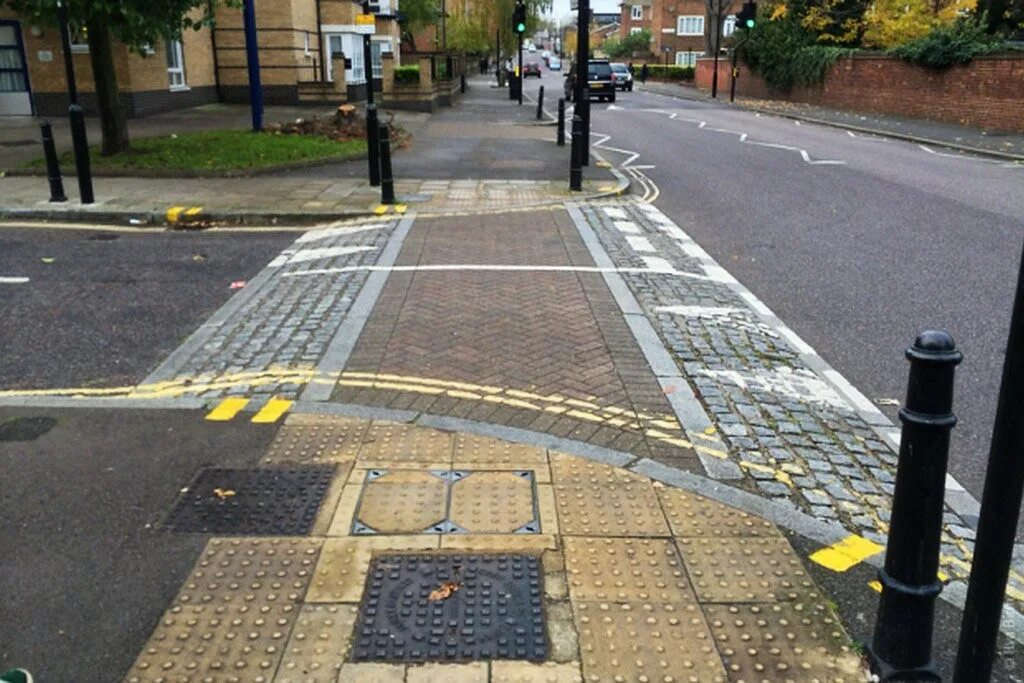 Ограждение тротуара. И на всех перекрестках земли. Диагональная разметка пешеходного. Диагональный пешеходный переход 1. И на всех перекрестках земли.