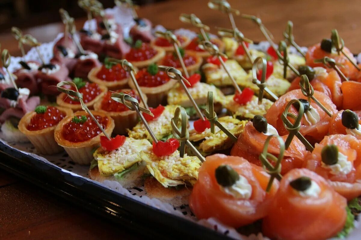 Канапе для фуршета на шпажках. Канапе мясное ассорти. Закуски для фуршета. Канапе с гребешком. Канапе кейтеринг.