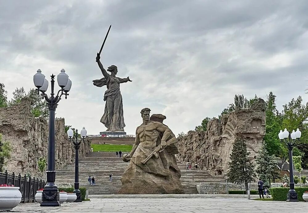 Как сейчас называется бывший сталинград. Волгоград мемориальный комплекс на мамаевом кургане. мемориал комплекс мамаев курган. мамаев курган сталинград волгоград. памятники мемориального комплекса мамаев курган.