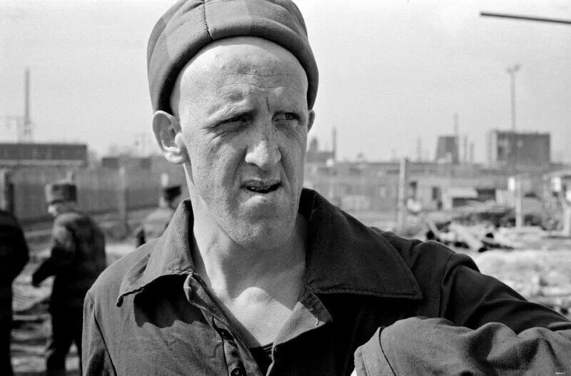 Игрушки с зоны тюрьмы. Zona программа для просмотра фильмов. Человек радостный. Воспитательно трудовая колония для несовершеннолетних. Алексей навальный лысый.