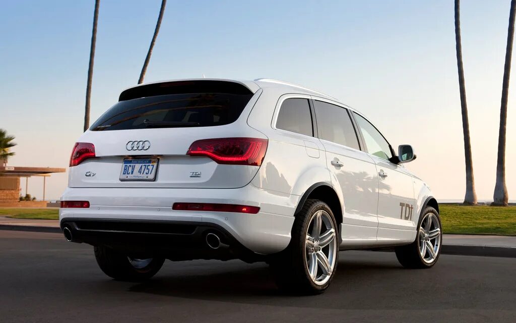 Ауди ку7 дизель 3. Audi q7 2010 s line. Audi q7 2012 s line. Audi q7 s-line 2013. Audi q7 q7 2013.