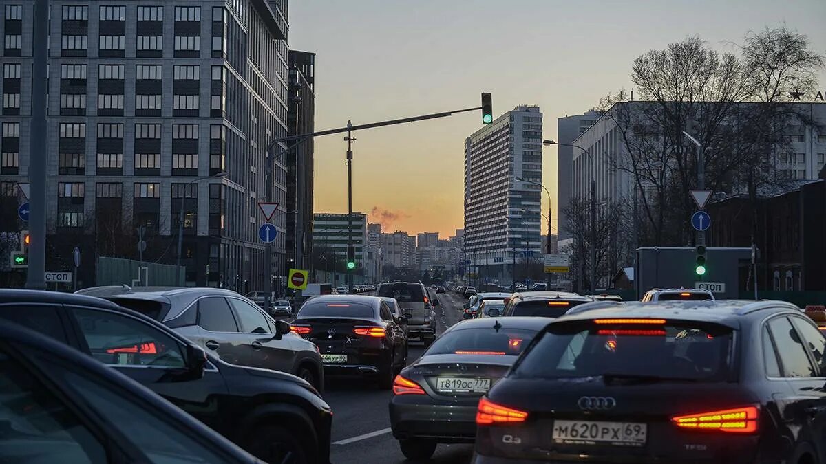 Москва дорога. 21 Апреля Москва на улице. Карта Москвы вечерняя. Дептранс Москвы главный. Вечером в 19 30