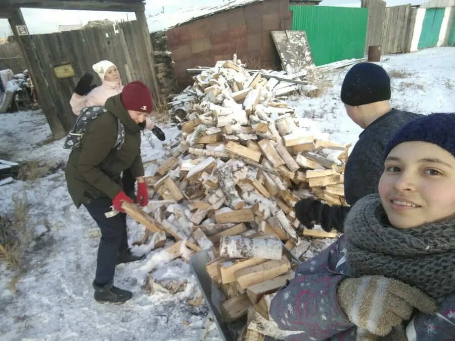 Бабушка с дровами. Бабка с дровами. Дрова добровольцам. Бабушка несет дрова.