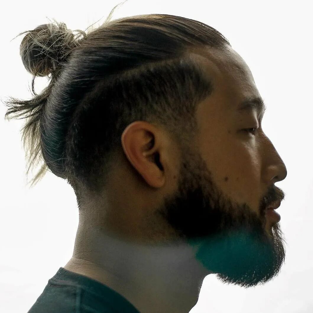 Андеркат man bun. Стрижка андеркат кнот. Топкнот андеркат. Стрижка man bun мужская андеркат. Японская прическа мужская