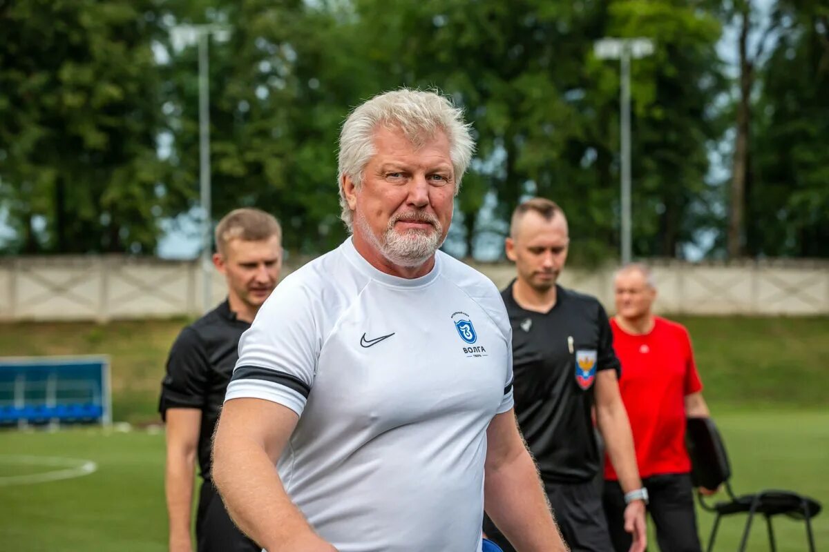 Врач футбольной команды. Костюченков владимир николаевич футбол врач. Акинфеев вратарь травма. Врач с мячом. Врач футбольной команды.