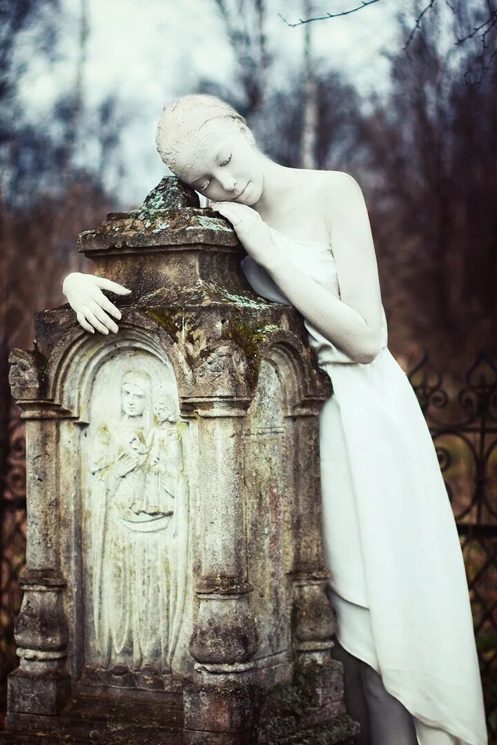 Девушка со статуей. Статуя девушки. фотосессия со статуями. живопись -девушки статуя. девушка и статуя фотосессия.