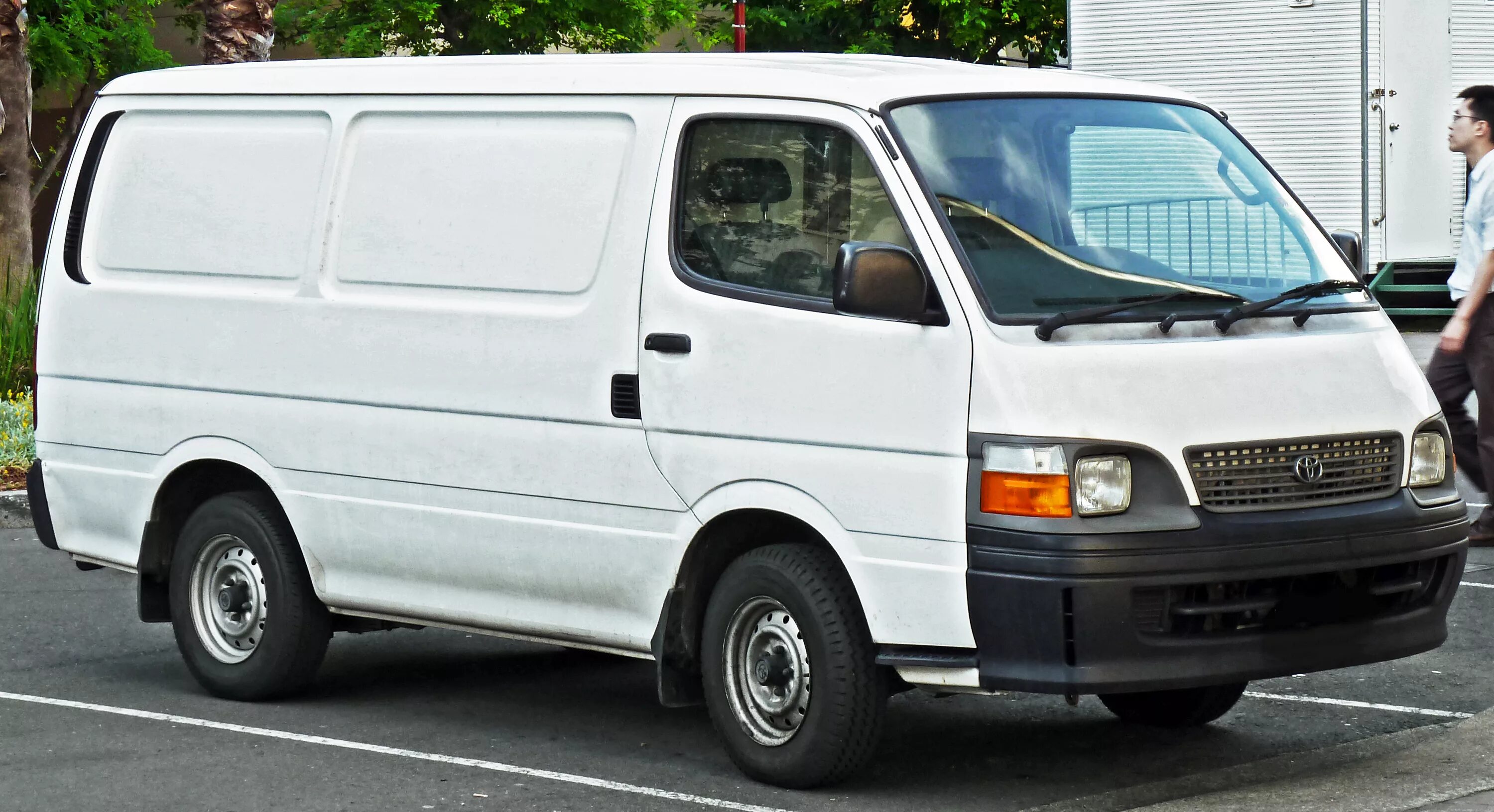 Toyota hiace 2. Микроавтобус toyota hiace. Тойота hiace high roof. Toyota hiace 6 поколение. Toyota hiace h300.