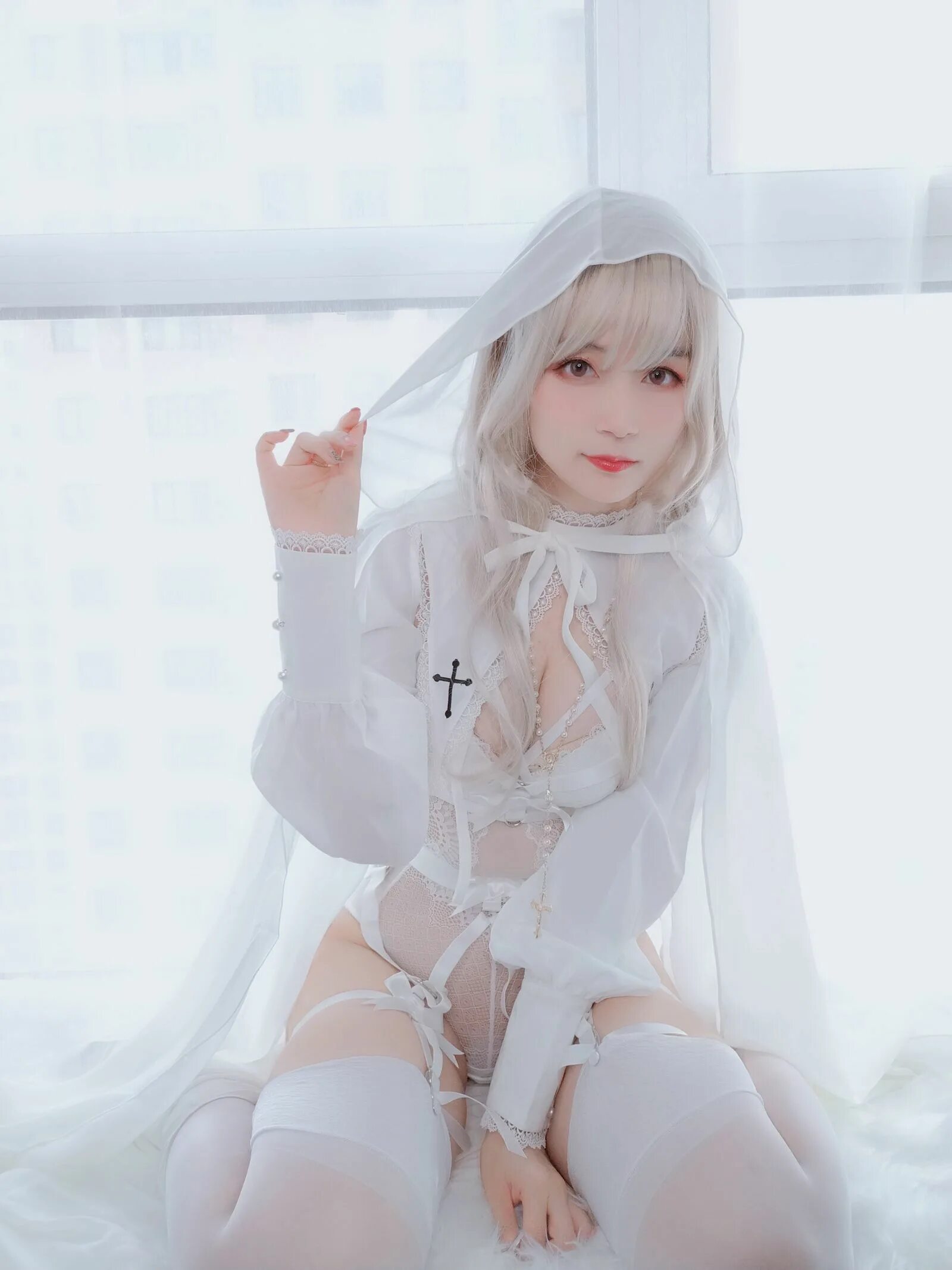 White cosplay. Silver81 coser. Косплейщица #silver81. Pure White Saint" [косплей. Белые чулки косплей.