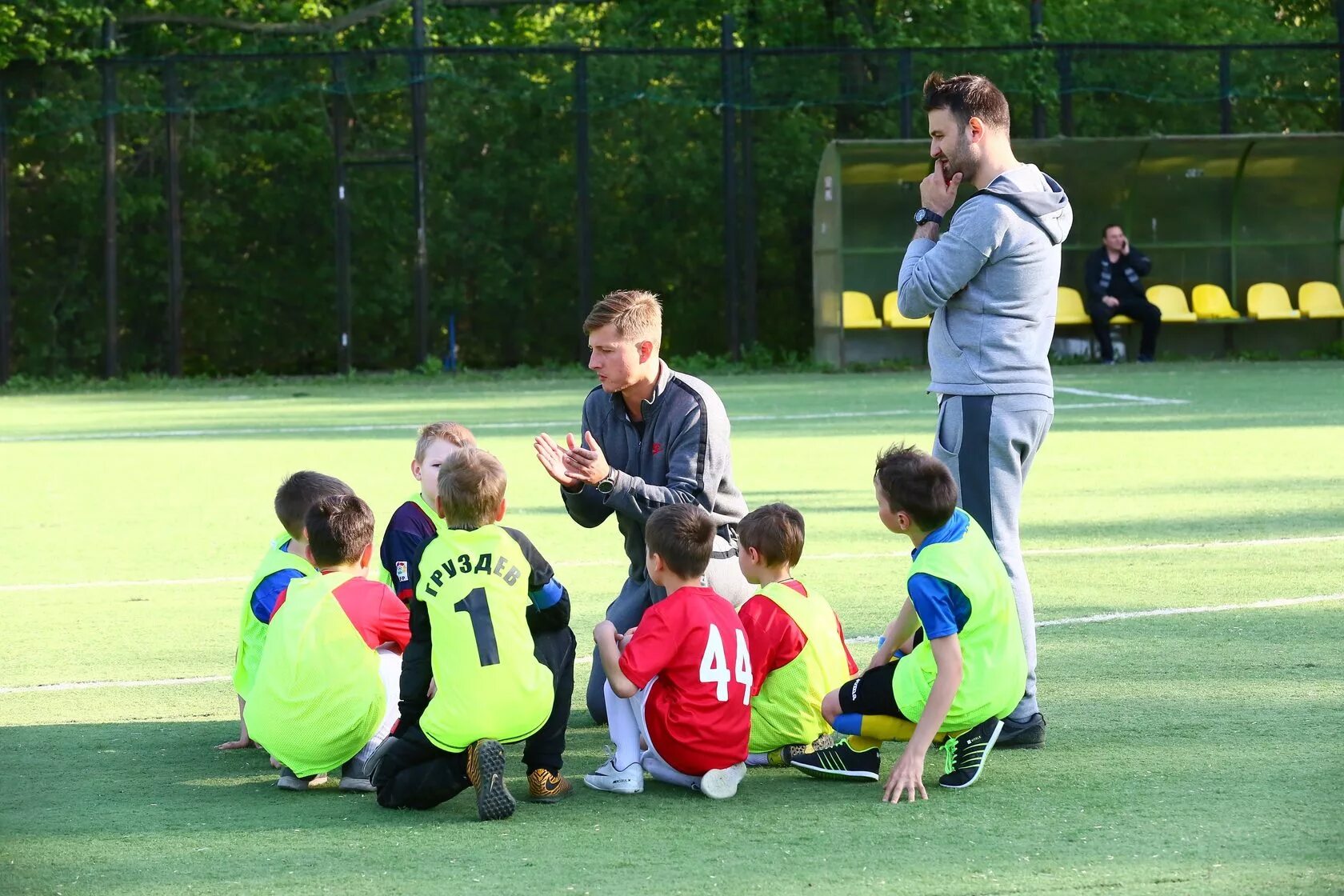 Football school. Finish Sport футбольная школа. Футбольная школа для детей. Занятия футболом для детей. Тренер по футболу для детей.