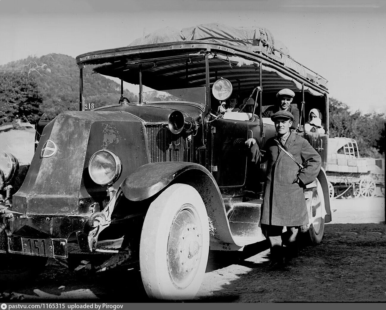 Автобус Лейланд 1924. Автобусный парк Москва 1930е годы. Автобусы 1930-х годов. Первый автобус. 1907 год первый автобус