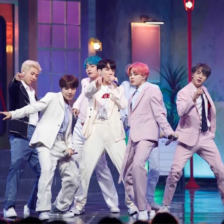 БТС boy with Luv. БТС Эра бой виз лав. Джин 2019 БТС boy with Luv концерт. БТС Бойз лав. Bts бои