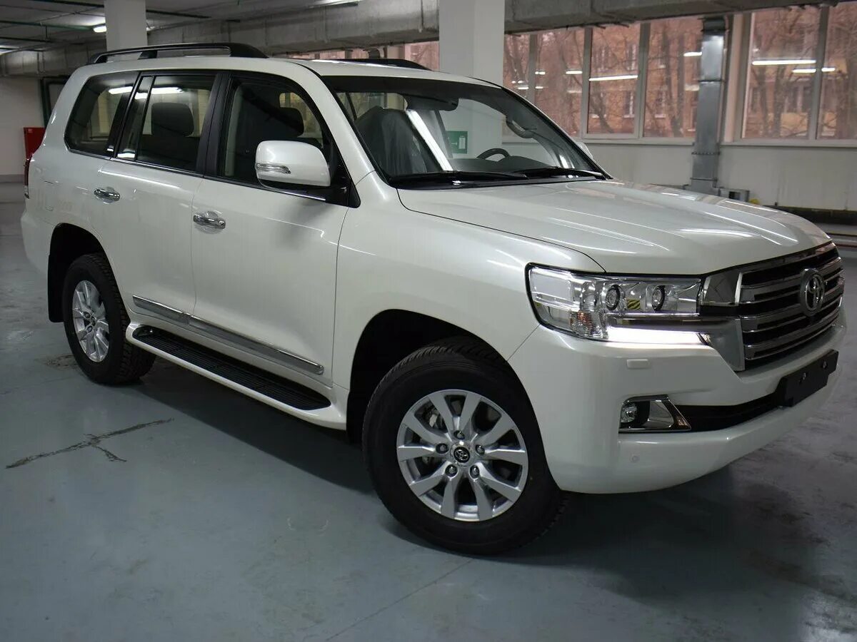 Купить тойота ленд крузер 2016. Toyota Land Cruiser 200 белый перламутр. Toyota Land Cruiser 200 2016 белый. Тойота ленд Крузер 200 2016 белый. Land Cruiser 200 белый перламутр.